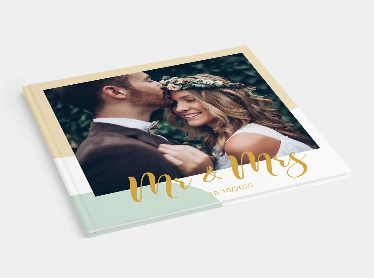 Fotobuch Hardcover 30x30 mit einem jungen, glücklichen Hochzeitspaar auf dem Cover