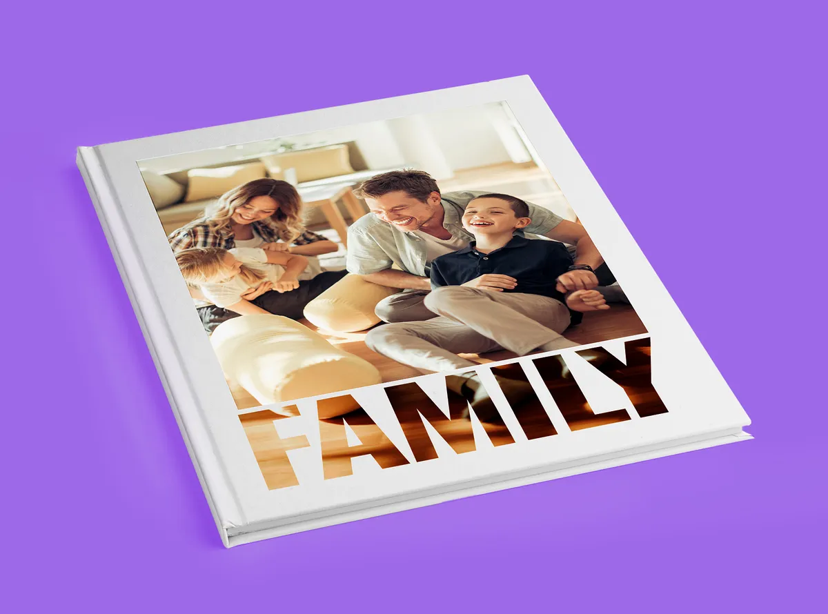 Hardcover Fotobuch in A4 hoch mit einem Familienfoto und einer "Family"-Schrift auf dem Cover