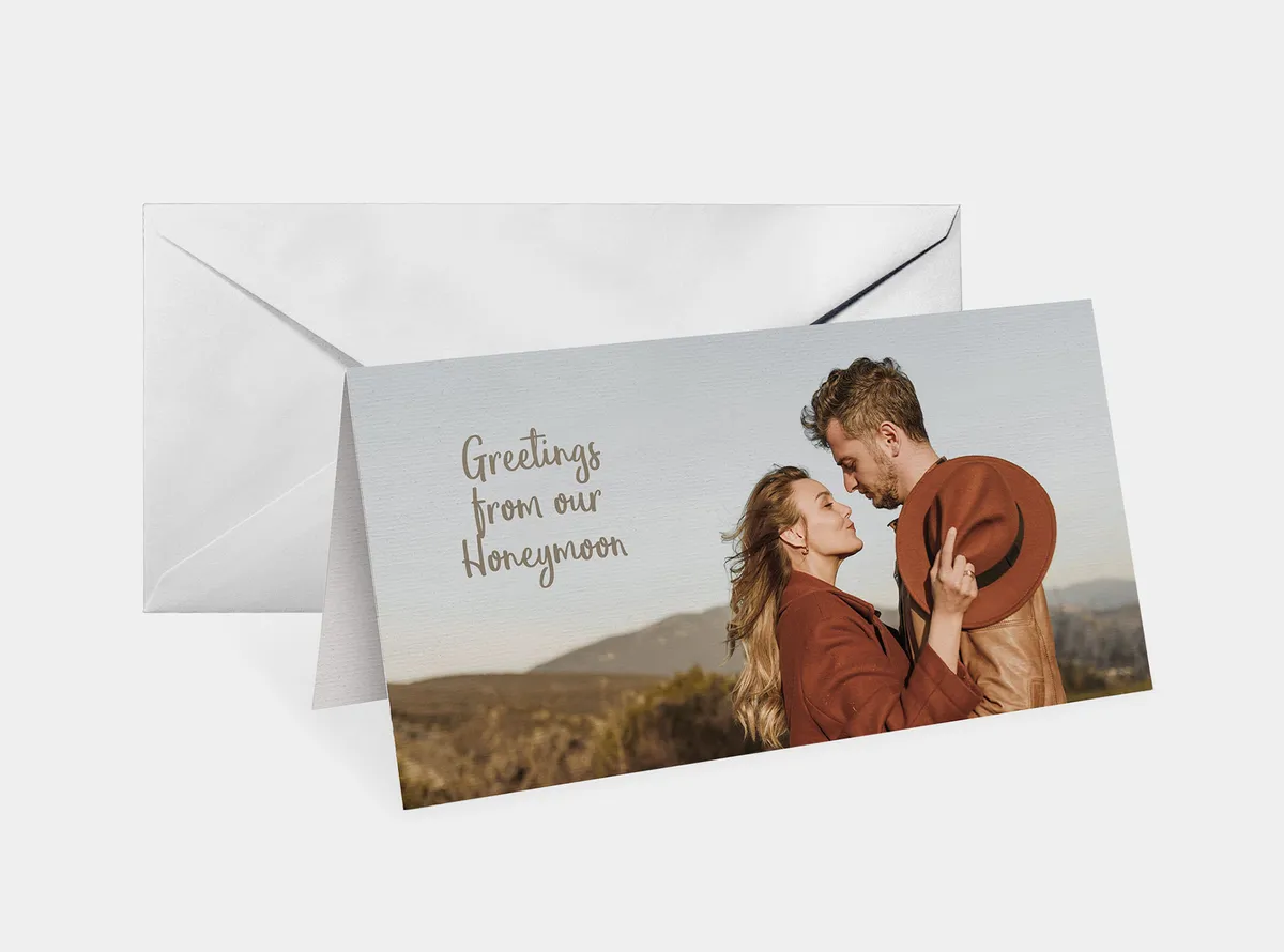 Klappkarte, oben gefaltet auf Strukturpapier und mit Foto von Pärchen