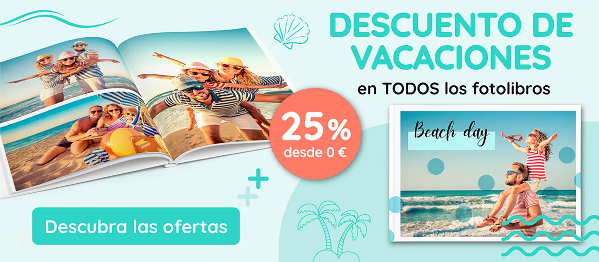 Fotolibros con fotos de vacaciones de una familia sobre un fondo turquesa y una insignia con un 25% de descuento