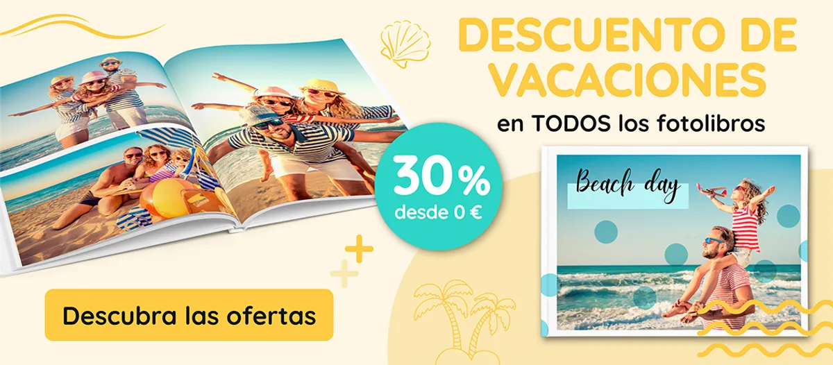 Álbumes de fotos con imágenes de las vacaciones de una familia sobre un fondo turquesa y una etiqueta de descuento del 30%