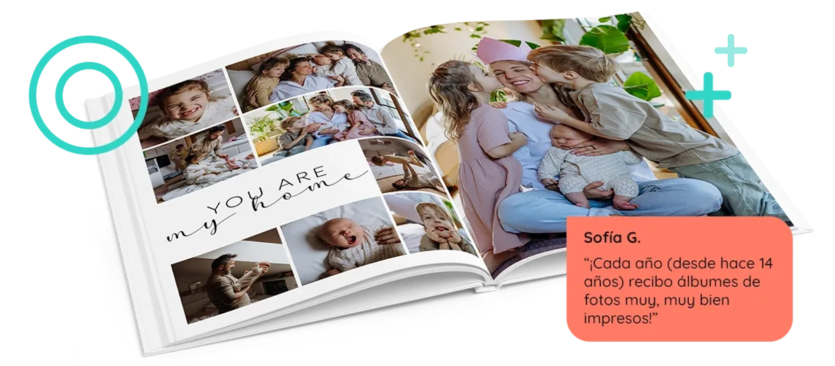 Libro de fotos con tapa dura A4 vertical abierto con fotos familiares, colocado detrás de una reseña de cliente