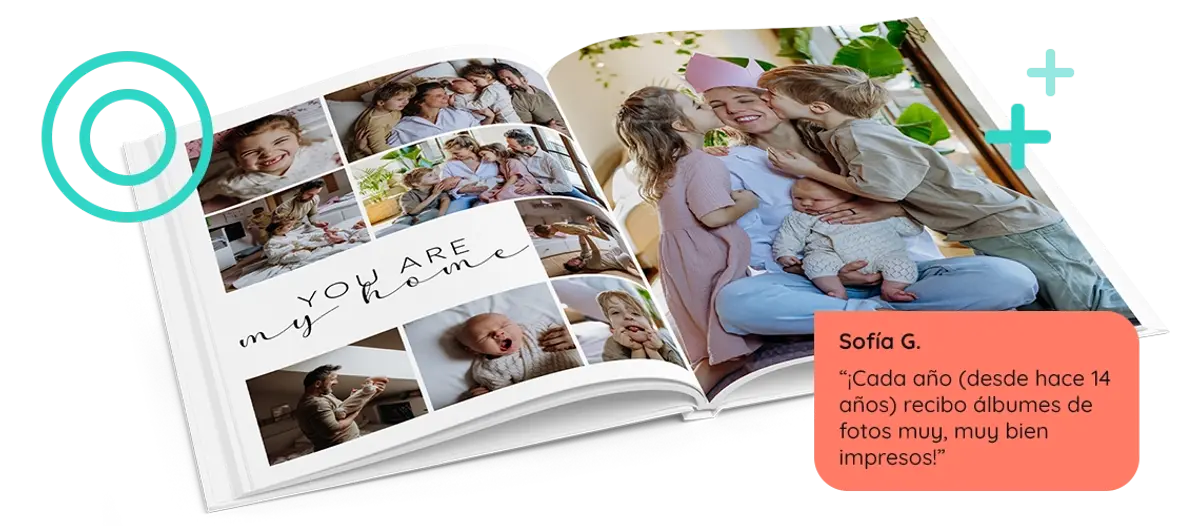 Libro de fotos con tapa dura A4 vertical abierto con fotos familiares, colocado detrás de una reseña de cliente